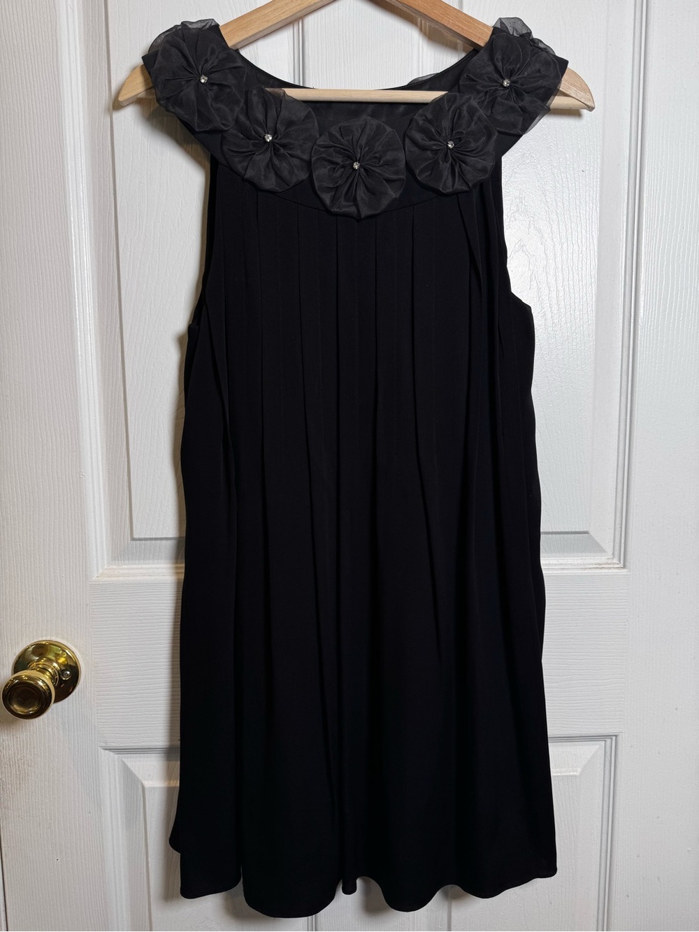 Alice + Olivia Black Silk Pleated Crystal Flower Appliqué Dress XS Cocktail